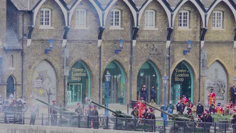 Humo-Que-Rodea-Los-Bufones-Del-Puente-De-La-Torre-De-Londres-Y-Artilleros-Artilleros-Que-Llevan-Máscaras-Durante-El-Saludo-De-41-Cañonazos-En-Honor-Al-Difunto-Príncipe-Felipe-Que-Murió-En-Abril-De-2021