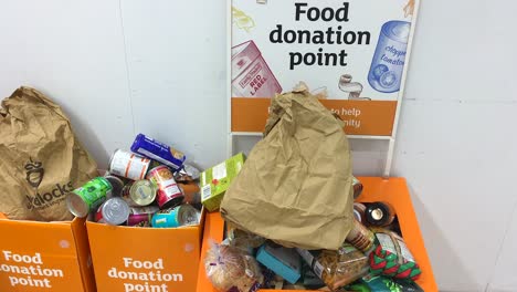 Donaciones-De-Alimentos-De-Caridad-En-Un-Supermercado-De-Londres-Durante-El-Cierre-De-Covid