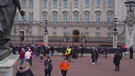 Buckingham-Palace-Wide-Shot-Von-Union-Jack,-Der-Auf-Halbmast-Fliegt,-Und-Trauernde-Versammelten-Sich,-Um-Den-Tod-Von-Prinz-Philip,-Herzog-Von-Edinburgh,-Zu-Markieren,-Samstag,-10.-April-2021---London,-Großbritannien