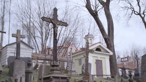 Metal-Crosses-with-Jesus-Christ-in-Bernardinai-Graveyard-on-a-Gloomy-Day