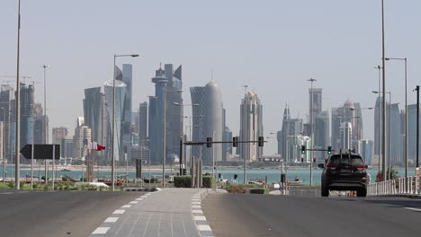 Ein-Blick-Auf-Die-Straße-Zur-Corniche-In-Doha,-Katar