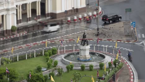 Fuente-De-Elefantes-Frente-A-La-Estación-De-Hua-Lamphong-Y-Pájaros-En-La-Isla