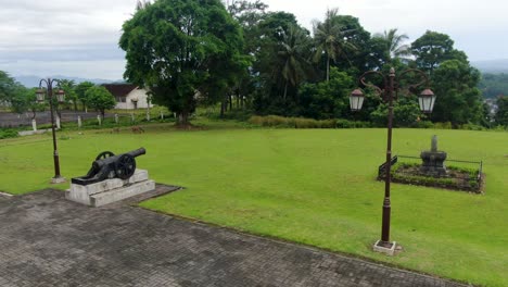 Alte-Kanone-Auf-Dem-Rasen-Des-Kolonialen-Resident-House-Park-In-Magelang,-Indonesien