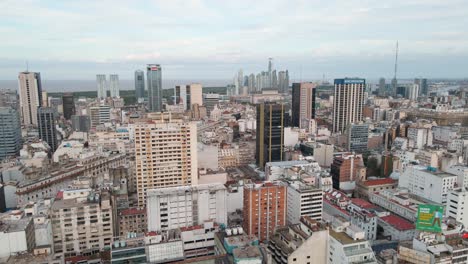 Luftaufnahmen-Von-Gebäuden-In-Der-Innenstadt-Von-Buenos-Aires,-Die-Den-Horizont-Enthüllen