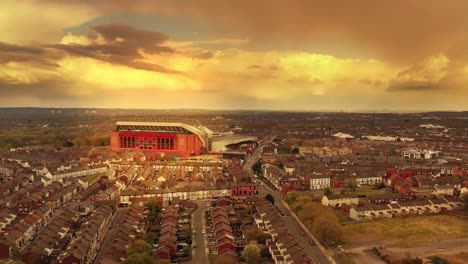 Increíble-Vista-Aérea-Del-Atardecer-Del-Club-De-Fútbol-De-Liverpool,-Estadio-Anfield