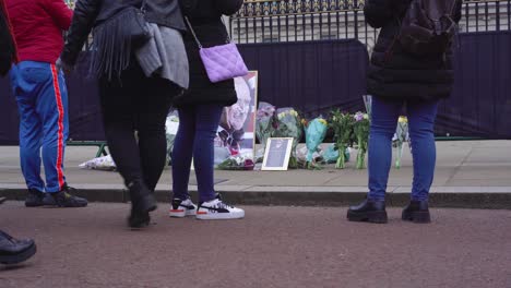 Buckingham-Palace-close-shot-of-mourners-gathered-for-the-death-of-Prince-Philip,-Duke-of-Edinburgh,-Saturday-April-10th,-2021---London-UK