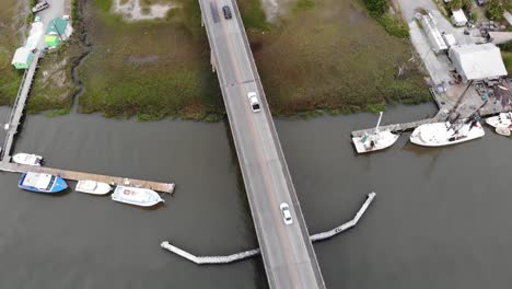 Nosotros-Autopista-80-Puente-Tráfico-De-Dos-Carriles-Viajes-Diarios-Isla-Tybee-Georgia-Dron-Aéreo