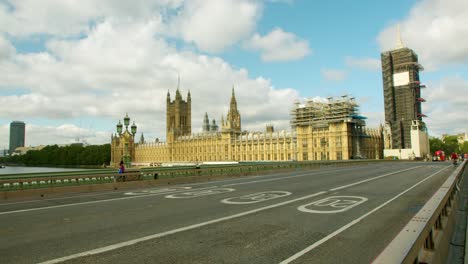 Lockdown-in-London,-runners-and-cyclists-cross-empty-Westminster-Bridge-streets-with-Big-Ben-under-scaffolding,-during-the-Coronavirus-pandemic-2020