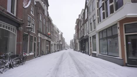 Leiden-city-in-winter-snow,-Hogewoerd-street-in-winter-landscape,-Netherlands