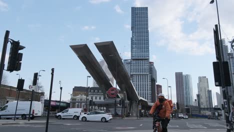 Wide-shot-of-traffic-and-cyclists-at-rush-hour-near-vauxhall-station-junction-London