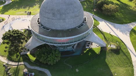 Luftabsenkung-Auf-Dem-Galileo-Galilei-Planetarium-Zwischen-Pfaden-In-Den-Wäldern-Von-Palermo-Tagsüber,-Buenos-Aires