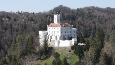 Las-Paredes-Blancas-Del-Castillo-Trakoscan-En-La-Cima-De-Una-Pequeña-Colina-Son-Un-Punto-De-Referencia-Popular-Y,-A-Menudo,-Fotografiadas-En-Croacia