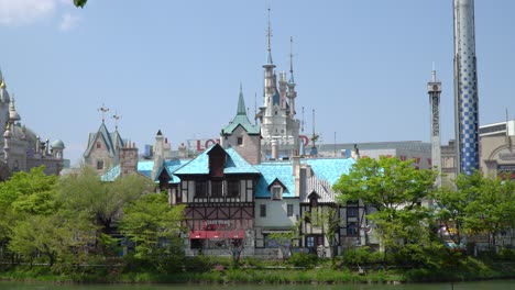 Leute,-Die-Im-Lotte-World-Vergnügungspark---Themenpark---Schloss-Im-Cartoon-stil-Mit-Vielen-Türmen-Spazieren-Gehen-Seoul-Jamshil-Südkorea