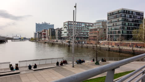 Hamburg-Innenstadt-Hafencity-Menschen,-Die-Um-Den-Hafen-Von-Grasbrook-Und-Die-Marco-polo-terrassen-Laufen,-Zeitraffer