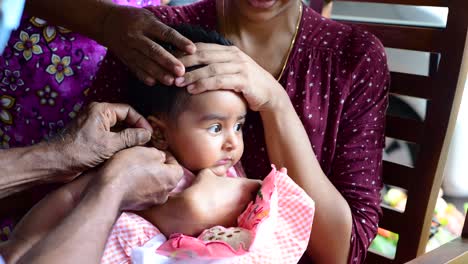 Momento-Penetrante-De-La-Oreja-De-La-Niña,-Lindo-Bebé-De-Cuatro-Meses-Llorando-Mientras-La-Madre-La-Abraza-Fuerte