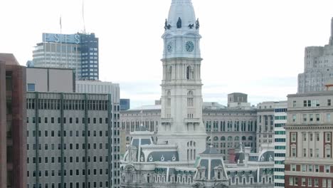 Luftaufnahme-Des-Rathauses-Von-Philadelphia,-Die-Menschen-Zeigt,-Die-Auf-Dem-Platz-Protestieren