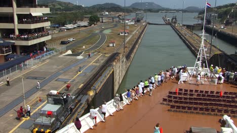 Lokomotive-Zieht-Langsam-Das-Kreuzfahrtschiff-In-Die-Schleusenkammer-Von-Miraflores,-Panamakanal