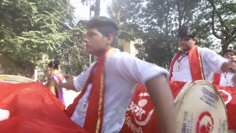 Gente-De-La-India-Llevando-Una-Procesión-De-Celebración-En-Forma-De-Dhol-Tasha-También-Conocida-Como-Tambores-Y-Gongs