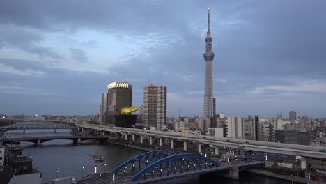 Weit-Geöffnete-Luftaufnahme-Von-Tokyo-Skytree-Am-Fluss-Sumidagawa-In-Der-Abenddämmerung