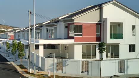 Nueva-Casa-De-Terraza-De-Lujo-De-Dos-Pisos-En-Construcción-En-Malasia