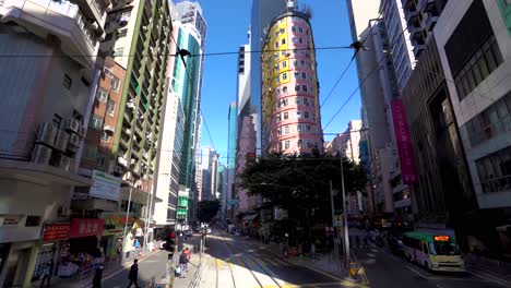 POV-Einer-Doppeldecker-Straßenbahn,-Die-An-Der-Johnston-Road-In-Wan-Chai,-Hongkong,-Fährt