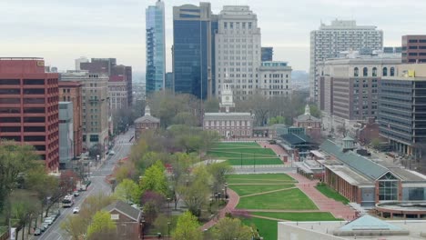 Aerial-view-of-the-Independence-Hall,-in-cloudy-Philadelphia---tracking,-drone-shot