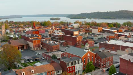 Modernes-Wells-Fargo-Bankgebäude-Inmitten-Der-Historischen-Altstadt-In-Amerika