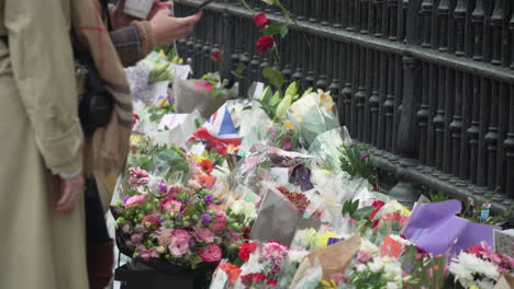 Blumen,-Die-Zu-Ehren-Des-Verstorbenen-Prinzen-Philip-Vor-Dem-Buckingham-Palace-Niedergelegt-Wurden