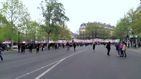 Disparo-Desde-Una-Carretera-Vacía-Con-Gente-Caminando-Durante-La-Protesta-Francesa-El-Día-De-Mayo,-Place-De-La-Republique-Paris-France