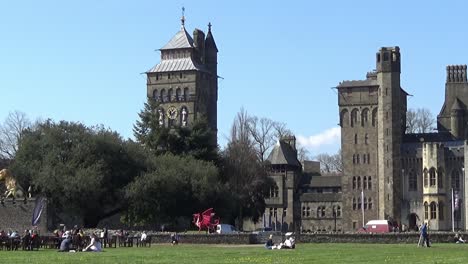 Gente-Disfrutando-De-Un-Día-Soleado-Después-Del-Encierro-En-Los-Terrenos-Del-Castillo-De-Cardiff