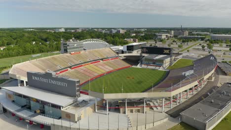 Toma-De-Establecimiento-Del-Estadio-Jack-Trice-De-La-Universidad-Estatal-De-Iowa-En-Verano