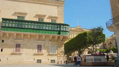 Tagesansicht-Des-Gouverneurspalastes-Mit-Traditioneller-Maltesischer-Architektur-Und-Touristen-Am-Platz