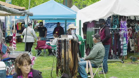 Leute,-Die-Ihre-Waren-Beim-Dogwood-Festival,-Siloam-Springs,-Arkansas-Verkaufen