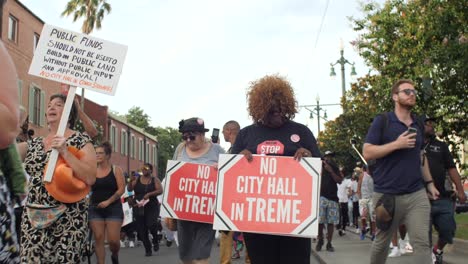 Demonstranten-Marschieren-In-New-Orleans-Gegen-Den-Umzug-Des-Rathauses-Nach-Treme