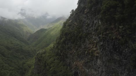 Drohnenaufnahme-Des-Tals-Hinter-Dem-Wasserfall-Lagoon-Da-Wind-In-Madeira