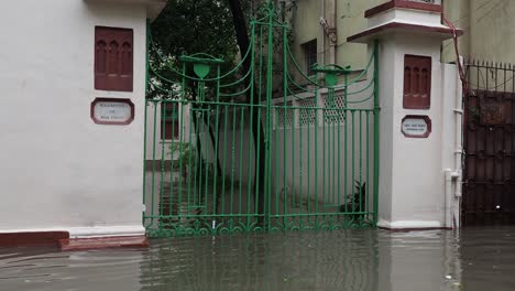 Nach-Schwerem-Gewitter-Und-Regen-Sammelte-Sich-Wasser-In-Den-Straßen-Von-Kalkutta