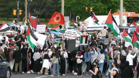 Demonstranten,-Die-Ein-Schild-Mit-Der-Aufschrift-Fürchten,-Das-Gebet-Der-Unterdrückten-Und-Der-Rest-Halten,-Schwenken-Palästinensische-Fahnen-Für-Eine-Pro-palästinensische-Kundgebung-In-Mississauga,-Die-Vom-Palästinensisch-kanadischen-Gemeindezentrum-Organisiert-Wird