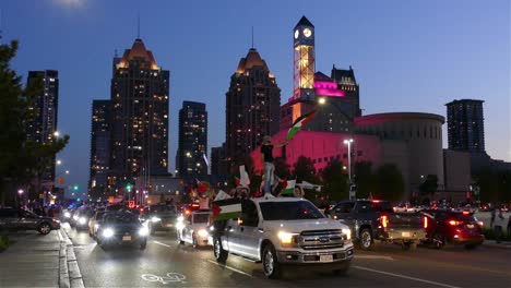 Manifestantes-Ondeando-Banderas-Palestinas-Parados-En-Autos-Al-Anochecer-Durante-La-Manifestación-Pacífica-Pro-palestina-En-Mississauga-Para-Crear-Conciencia-Internacional-Sobre-El-Conflicto-Israelo-palestino