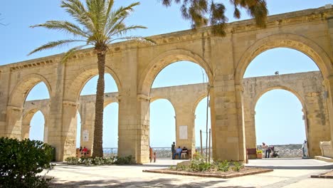 Un-Bonito-Día-Soleado-En-Los-Jardines-De-La-Barraca-Superior-En-Valletta-Malta-Mientras-La-Gente-Disfruta-De-Un-Día---Toma-Estática-Bloqueada