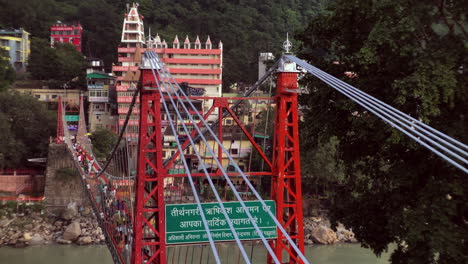 Ram-Jhula-Como-Se-Llama-Es-Un-Puente-Sobre-El-Río-Ganges-En-Rishikesh,-Uttarakhand,-India