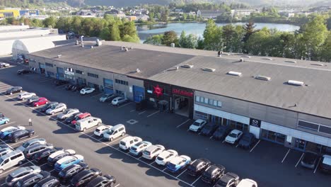 Sharif-Tire-Company-Asane-Norwegen---Nah-Bis-Fern-Antenne-Des-Unternehmens-Mit-Logo-Und-Parkplatz-Draußen