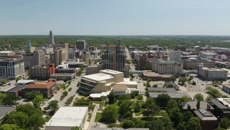 Vista-Aérea-Del-Centro-De-Lincoln,-Nebraska-En-Un-Caluroso-Día-De-Verano