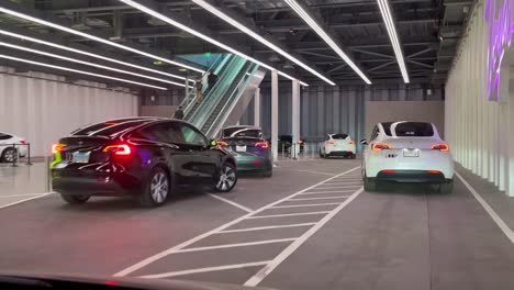 Unterirdische-Loop-Tunnel-Unterstation-Im-Las-Vegas-Convention-Center,-Gefüllt-Mit-Tesla-Autos