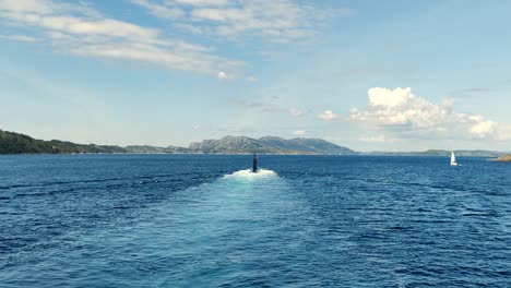 Pasando-Detrás-Del-Submarino-Noruego-De-La-OTAN-Rumbo-A-La-Base-Naval-De-Haakonsvern---Noruega