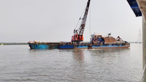 Extracción-O-Limpieza-De-Basura-De-La-Bahía-O-El-Océano-Con-Una-Máquina-Excavadora-De-Grúa-De-Gran-Barco,-Extracción-De-Basura-En-El-Océano-Y-Limpieza-De-La-Bahía-Del-Océano,-Industrial,-Tecnología,-Maquinaria,-Concepto-|-Enorme-Grúa-Minera-En-Barcos