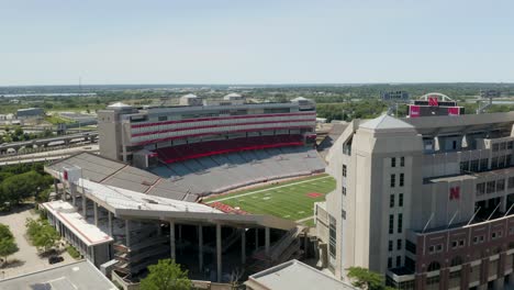 Toma-De-Establecimiento-Del-Estadio-Conmemorativo,-Sede-De-La-Universidad-De-Nebraska-Cornhuskers