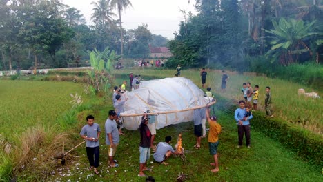 Menschen-Bereiten-Einen-Heißluftballon-Vor,-Um-Das-Idul-Fitri-Festival-In-Indonesien-Zu-Feiern