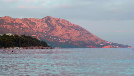 Montenegro-Sonnenuntergang-Zeitraffer-Strand-Berge-Rote-Bucht