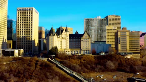 4k-Sunrise-Vista-Panorámica-Aérea-Del-Centro-De-Edmontons-River-Valley-Torre-Telus-De-Gran-Altura-Atb-Carrera-Financiera-Universidad-Edmonton-Y-El-Histórico-Hotel-Fairmont-Macdonald-Junto-A-La-Escalera-Al-Río-2-3