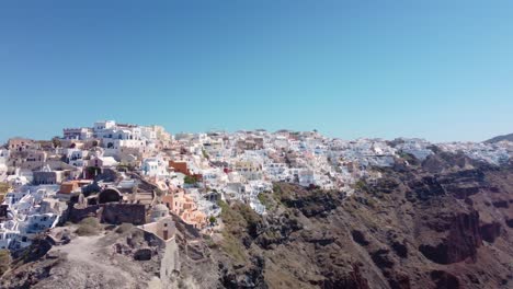 Drohnenblick-über-Santorini,-Luftbild-über-Das-Weiß-Getünchte-Dorf-Oia-Mit-Luxusferienort